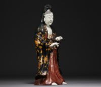 Chine - Guanying en porcelaine polychrome, bras mobiles.