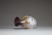 Louis LELOUP (1929) - Vase en cristal clair doublé violet et incrustations de couleurs différentes appliquées à chaud.