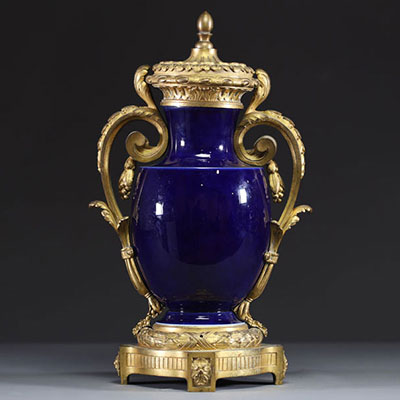 Vase en porcelaine de Sèvres bleu nouveau et bronze doré de style Louis XV.