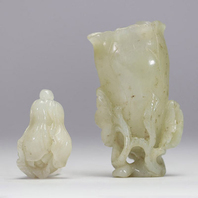 Lot de deux sculptures en jade : vase en forme de fleur de lotus et fruit stylisé, Chine, dynastie Qing