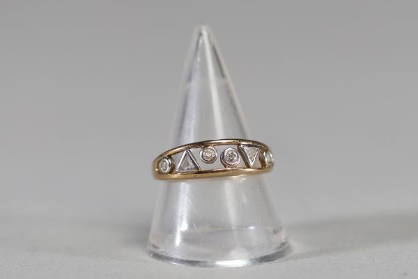 Bague en or jaune 9ct sertie de 4 zircons ronds et 2 triangles, 2,2gr.