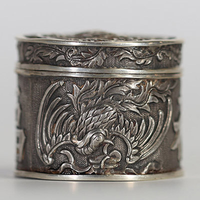 Chine – Rare boîte en argent massif finement ciselée à décor de phénix affrontés et caractères « 福 » (bonheur) et « 禄 » (prospérité), vers 1900
