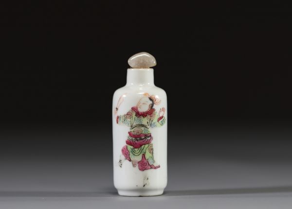 Chine - Tabatière en porcelaine polychrome famille rose 