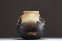 MULLER Frères Lunéville - Imposing ball vase in acid-etched multi-layered glass decorated with mountains and pine trees, signed.