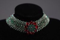 Christian DIOR - Collier ras de cou vintage en métal argenté et pierres en verre de couleurs rouges et vertes, signé et daté de 1960.