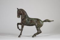 Cheval en bronze à patine vert-de-gris - Asie, vers 1900 .