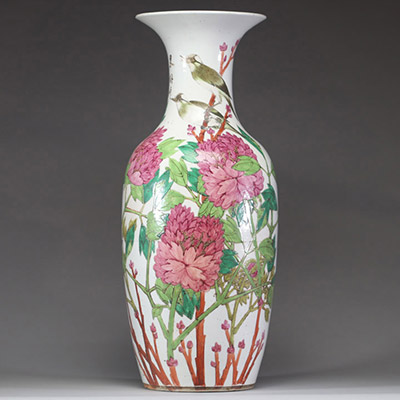 CHINE — Grand vase balustre en porcelaine polychrome à décor de pivoines et d'oiseaux, inscription calligraphiée, période fin XIXe-début XXe siècle