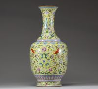 Chine — Vase en porcelaine Famille Rose à décor de fleurs, chauves-souris et dragons sur fond jaune, marque apocryphe Qianlong.