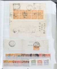 Ensemble de 13 albums et une pochette de timbres regroupant la Chine, la Russie ainsi que des timbres du monde.