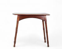 Gustave Serrurier-Bovy (1858–1910) Petite table de salon – Vers 1900 Modèle documenté dans les dessins de Philippe Derchain Cette petite table de salon en acajou, à l’esthétique sobre et chaleureuse, illustre parfaitement le retour au rustique caractéristique du langage formel développé par Gustave Serrurier-Bovy à la charnière du XIXe et du XXe siècle. Alliant fonctionnalité, simplicité des matér