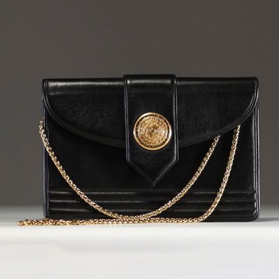 Yves SAINT-LAURENT - Sac à bandoulière en cuir noir, chaine et fermoir cabochon or.