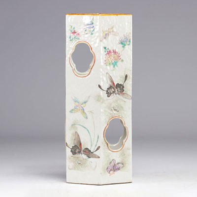 Porte chapeaux en porcelaine de la Famille Rose à décor de fleurs et de papillons du XIXe siècle