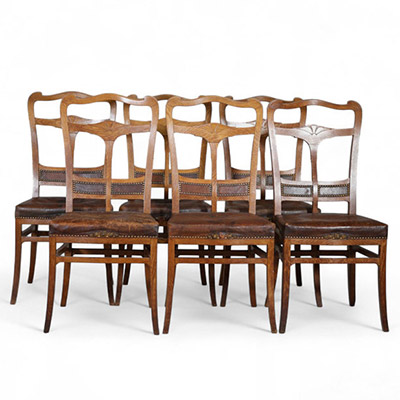 Victor Horta (1861-1947) Suite exceptionnelle de six chaises Art nouveau – Commande de Valère Carpentier (1899)  Cet ensemble rare de six chaises en chêne est une remarquable illustration du style Art nouveau de Victor Horta, l’un des pionniers de ce mouvement en Belgique. Ces pièces ont été spécialement conçues en 1899 pour Valère Carpentier, un riche industriel et amateur d’art, à l’occasion de
