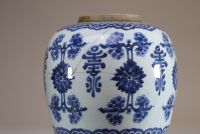 Chine - Paire de potiches couvertes en porcelaine blanc bleu, marque aux cercles sous la pièce.