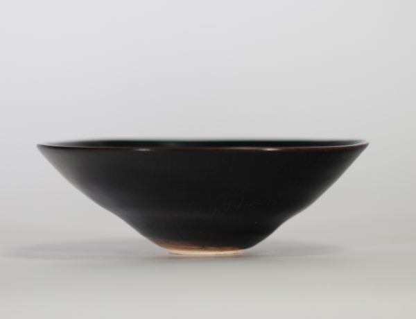 Bol en grès à couverte noire décoré d’une feuille Chine, dynastie Song (960–1279) ou période postérieure.