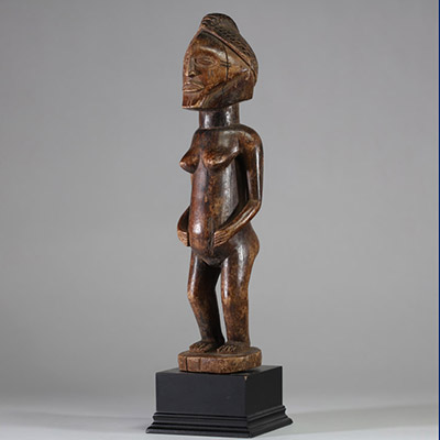 Statuette Chokwe / Luena, RD Congo, Angola. Bois, patine usée par le temps, scarifications sur le visage . 1er tiers 20ème s. H : 36,5 cm Collecté sur site par A.S., St Idesbald, début des années 1950