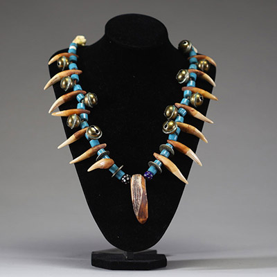 Afrique RDC - Collier de dignitaire Yaka, composé de dents, de perles et de métal, 1ère moitié XXème.