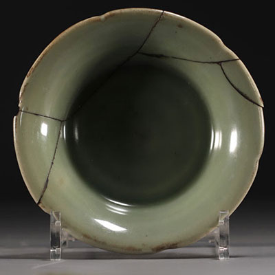 Chine - Assiette chantournée céladon, époque Song.