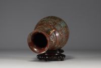 China - Hu porcelain vase in imitation of archaic bronze vases, chimera head handles, frieze in imitation cloisonné enamels on a bronze background, mark under the piece.
