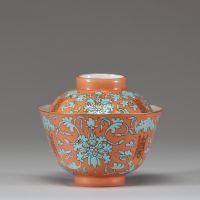 Chine, fin XIXe siècle – Rare bol couvert en porcelaine émaillée corail à décor de chauves-souris, rinceaux feuillagés turquoise et caractères shou, marque apocryphe Qianlong