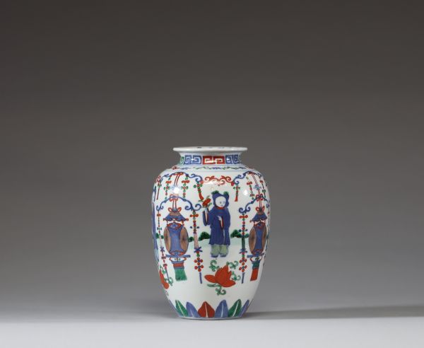 Chine - Vase en porcelaine Doucai à décor de personnages, signature sur le col 