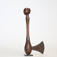 RDC, peuple Luba, Hache de prestige à manche sculpté