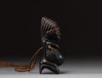 Afrique - Gabon - Amulette Lumbo en bois sculpté représentant une maternité, collier en raphia, première moitié XXème.