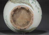Chine - Imposant vase en porcelaine de la famille rose au décor des neuf pêches, dynastie Qing. (100cm de haut)