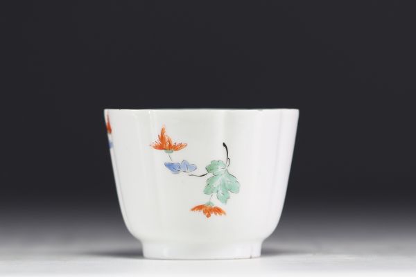 Meissen - Tasse en porcelaine en porcelaine polychrome à décor de fleurs, marque aux épées sous la pièce.