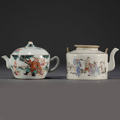 Chine - Ensemble de deux théières en porcelaine à décor de guerriers et de dignitaires.