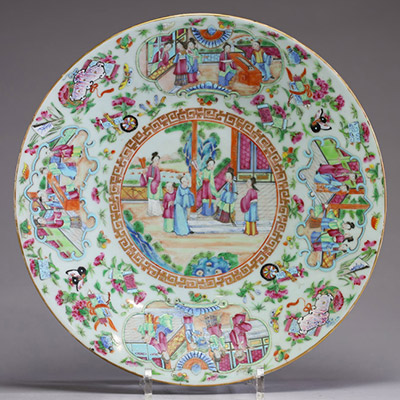 Chine - Grand plat en porcelaine polychrome famille rose à décor de femmes et enfants au Palais, Canton, XIXème.