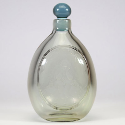 Val Saint Lambert – Charles Graffart Carafe Art Déco en verre rosé à décor d’angelot, vers 1930