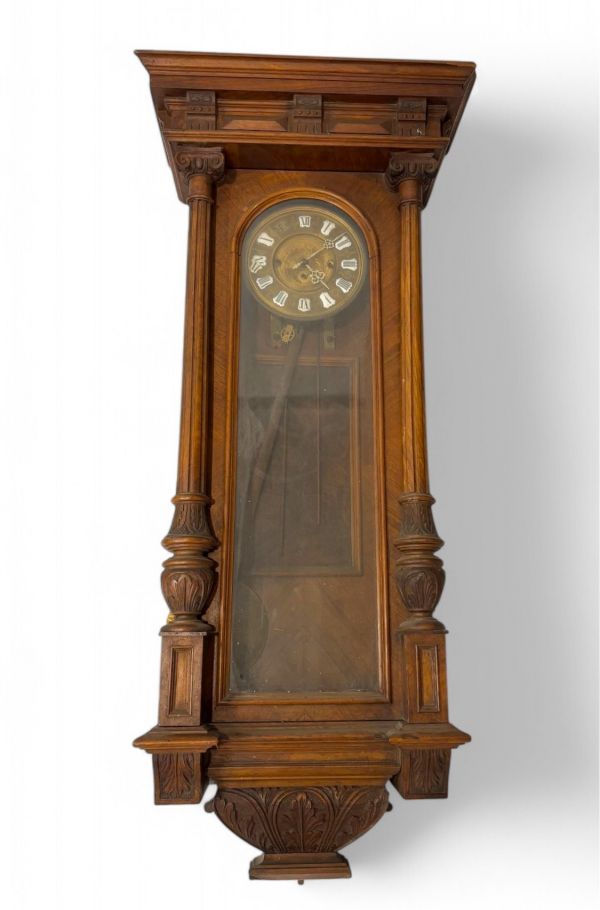 Horloge murale en bois et placage de style Néo Renaissance.