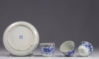 Service à thé avec un plateau et 4 bols en porcelaine banc et bleu à décor de chiens