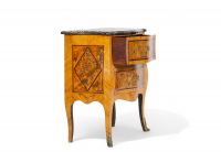 Petite commode en placage de bois de rose et loupe d'orme, plateau en marbre noir veiné, Italie.