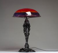 DAUM Nancy - Lampe de table Art Nouveau à piétement en fer forgé, dôme en verre à coloration intercalaire, signée Daum Nancy. 