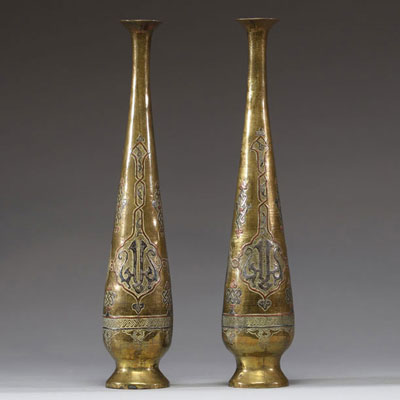 Paire de vases orientaux damasquinés en cuivre, laiton et étain repoussé à décor d'arabesques, Art Islamique.