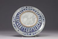 Chine - assiette en porcelaine blanche et bleue à décor de Shou-Lao, daims et personnages, époque Ming.