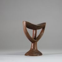 Appuie nuque Oromo, Ethiopie. Bois, nombreux motifs finement incisés. Usure de la surface due à l’utilisation prolongée. Ex galerie art tribal, Bruxelles . Début XXème ou antérieur. H : 18 cm