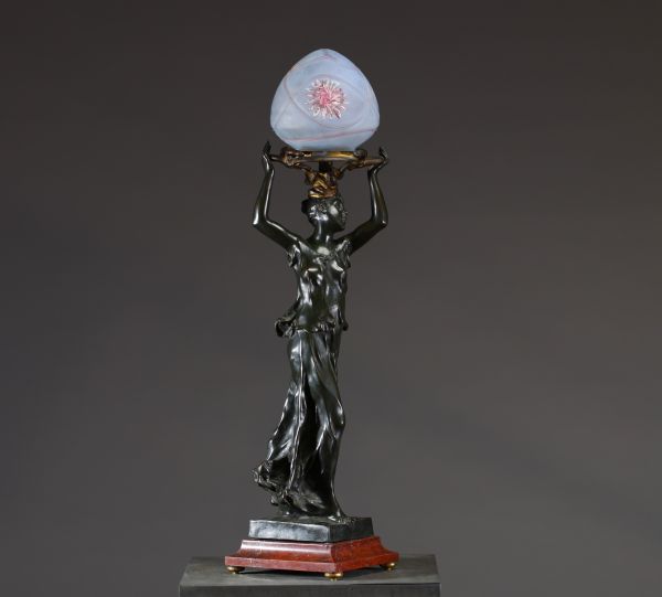 Georges DE KERVEGUEN (?-1897) Lampe Art Nouveau, corps figuratif en bronze à deux patines représentant une femme drapée soutenant un nid de serpent, signée.