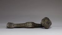 Chine - Sceptre Ruy en bronze à décor en relief de grues et de chauve souris, XVIII-XIXème.