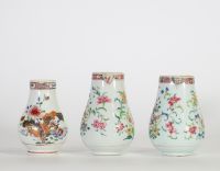 Lot composé de trois verseuses en porcelaine de Chine famille rose à décor floral polychrome, époque Qianlong, XVIIIe siècle.
