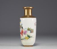 Chine - Vase en porcelaine polychrome à décor de scène érotique, marque sous la pièce, période République.