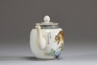 Chine - Théière en porcelaine polychrome à décor d'un tigre et de calligraphie, époque République, marque sous la pièce.