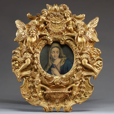 Cadre en bois et stuc doré orné de figures d'anges, de putti et d'une colombe du Saint Esprit, bénitier en partie basse.