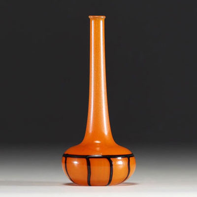 Charles SCHNEIDER (1881-1953) - Vase soliflore en verre orangé et inclusions de verre filaire noir, non signé.