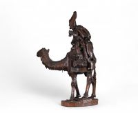 Raymond de Meester (1904–1995) « Cavalier oriental sur un chameau » – Sculpture monumentale en bois sculpté  Sculpture de grande dimension en bois finement sculpté représentant un cavalier arabe en ma