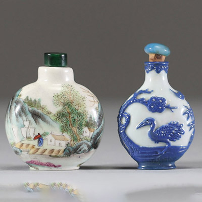 Chine – Paire de flacons tabatières en porcelaine, décor famille rose et bleu et blanc, XXe siècle Le premier flacon en porcelaine émaillée polychrome, dit « famille rose », est orné d’un délicat pays