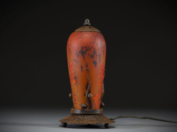 DAUM Nancy - Veilleuse Art Nouveau en verre marmoréen et inclusions de feuilles d'or, monture en fer martelé, signée.