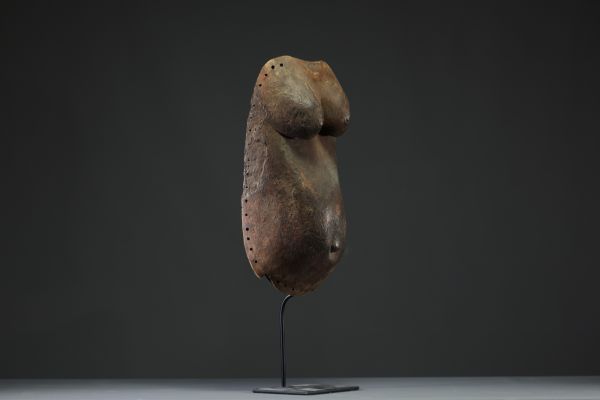 Afrique - Masque de corps figurant un ventre de femme enceinte, Makonde, Tanzanie.